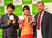 スマホｄｅチェキをＰＲするタレントのＴＫＯと女優の佐々木希さん（中央）＝１５日、東京都港区（小島清利撮影）
