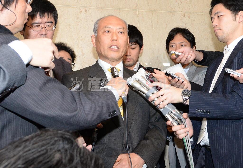 都議会自民党の総会に出席後、取材に応じる舛添（ますぞえ）要一氏＝２０１４年１月９日、東京都庁（財満朝則撮影）