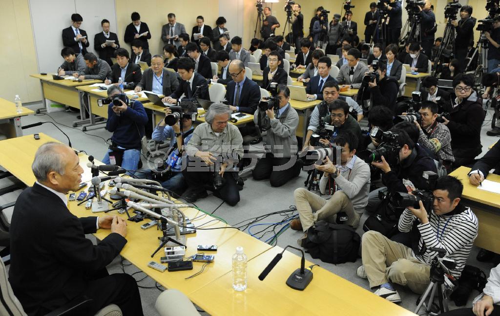 東京都知事選への出馬を正式に表明する舛添（ますぞえ）要一元厚生労働相（左）＝２０１４年１月１４日、東京都新宿区の東京都庁（寺河内美奈撮影）