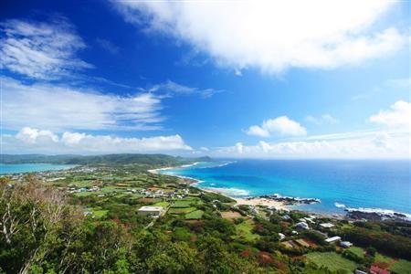 奄美大島の人々が「２つの海が見える場所」と呼ぶ高台から望む東シナ海（左）と太平洋（右）。２つの海は徒歩で１０分もかからない距離にある＝鹿児島県大島郡龍郷町（別府亮さん撮影）
