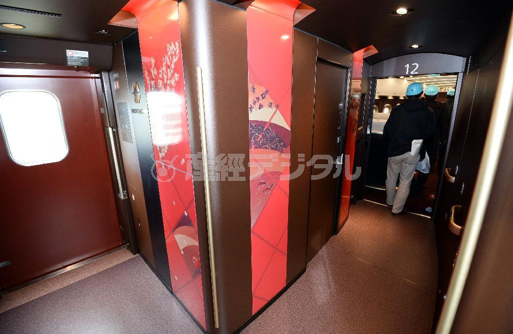 グランクラスとグリーン車をつなぐデッキに施されたデザイン