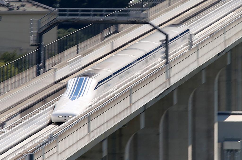 試験走行をするＬ０系＝山梨県都留市（桐原正道撮影）