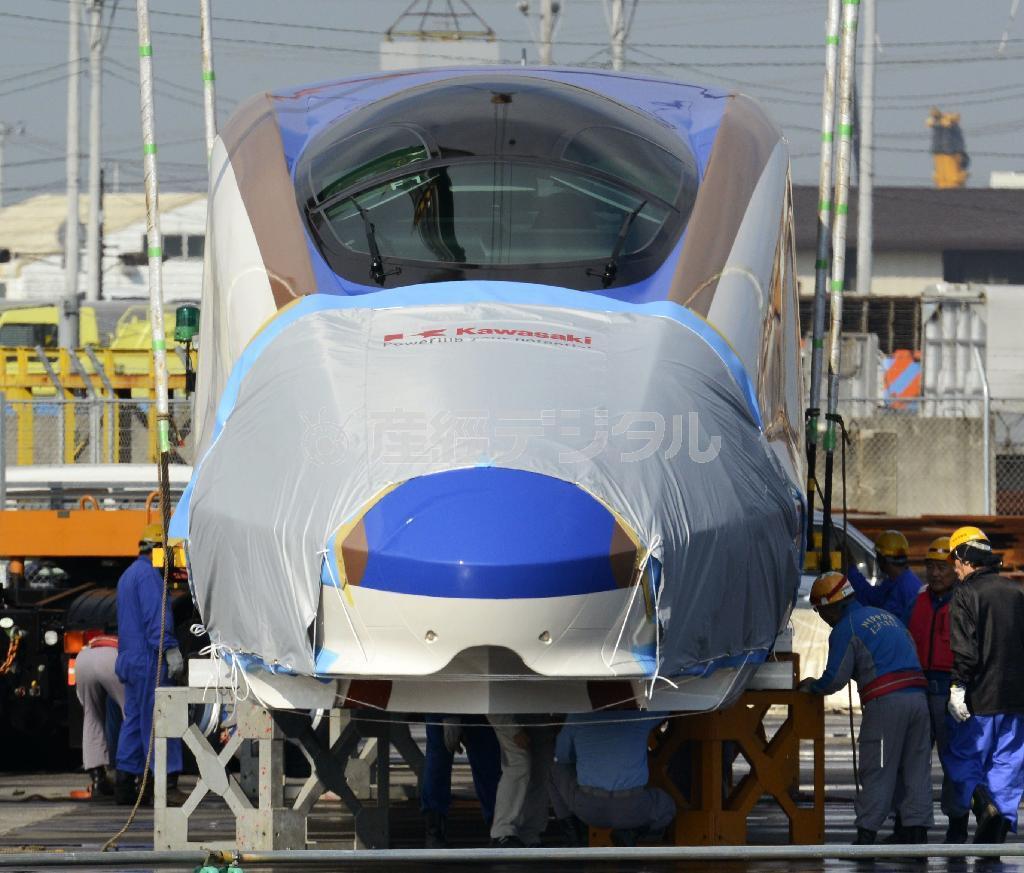 仙台塩釜港に到着した新幹線Ｅ７系の先頭車両＝３０日午前、仙台市