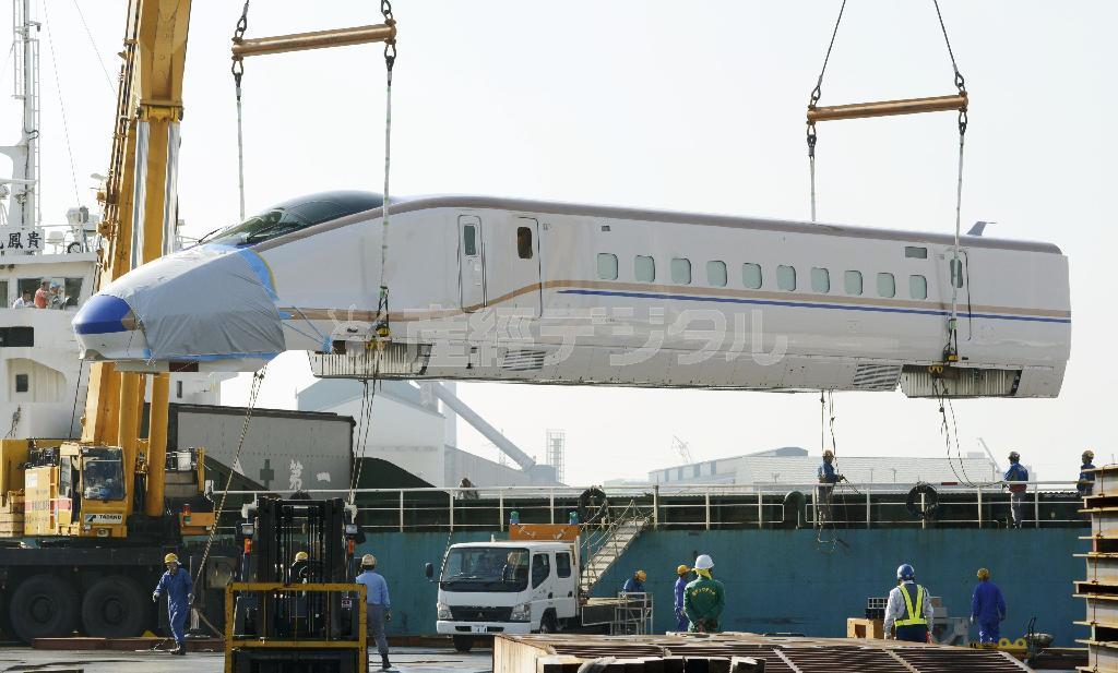 仙台塩釜港に船で到着し、陸揚げされる新幹線Ｅ７系の先頭車両＝３０日午前、仙台市