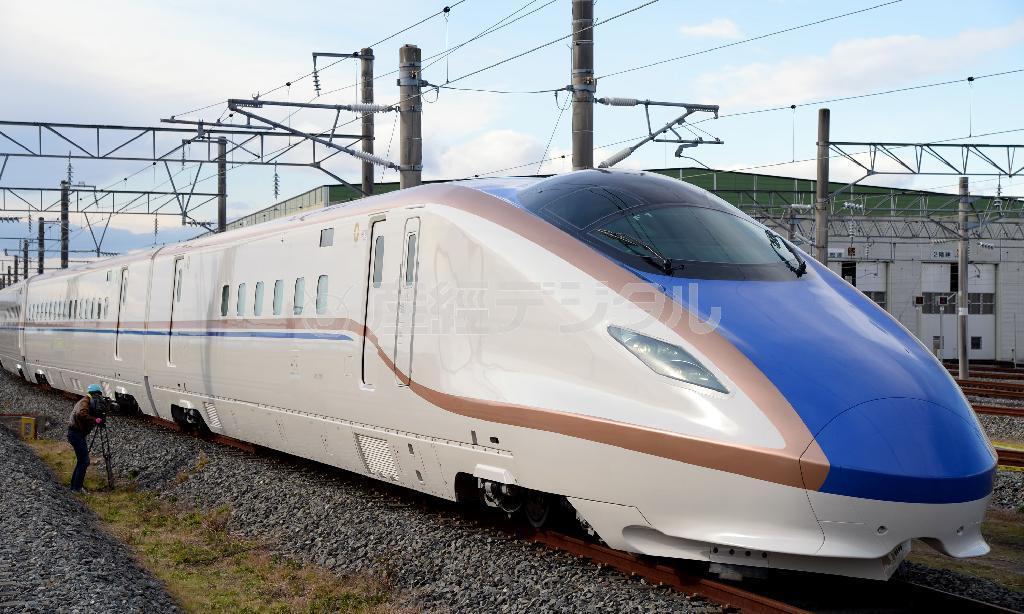 ＪＲ東日本と西日本は北陸新幹線用の新型車両（Ｅ７系）を報道陣に公開した＝２８日午前、宮城県利府町の新幹線総合車両センター（鴨川一也撮影）