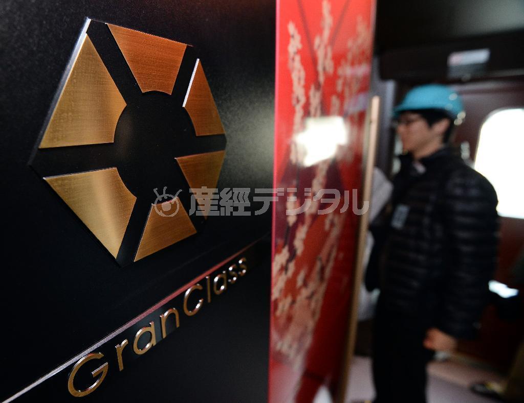 グランクラスとグリーン車をつなぐデッキに施されたデザイン＝２０１３年１１月２８日、宮城県利府町の新幹線総合車両センター（鴨川一也撮影）