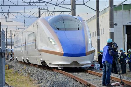 ＪＲ東日本新幹線総合車両センターで公開された北陸新幹線の新型車両「Ｅ７系」＝２８日午前、宮城県利府町