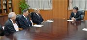 総合特別事業計画が認定された東京電力の広瀬直己社長（左端）と茂木敏充経産相（右）＝１５日午後、経済産業省