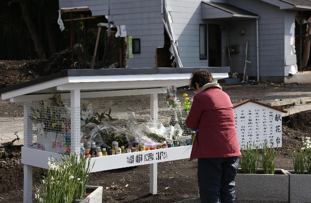 土石流災害の現場に設けられた献花台では、発生から３カ月になる今も手を合わせる人が絶えない＝東京都大島町元町（大里直也撮影）