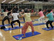 運動器を効果的に鍛える体操教室。長寿社会の中で健康へのニーズは強まる一方だ