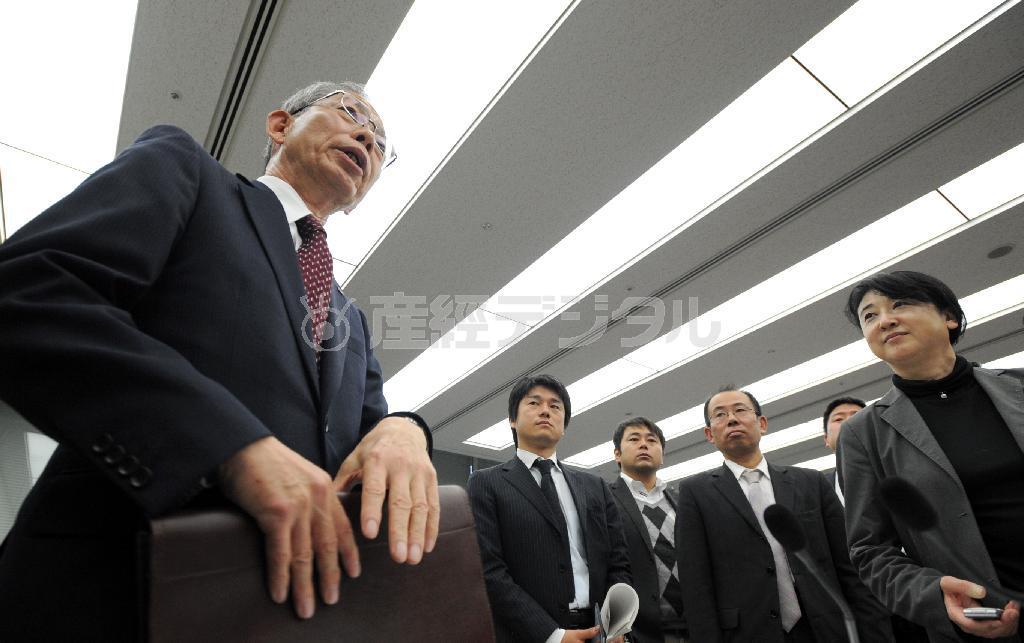 会見後報道陣に囲まれる、経団連の宮原耕治経営労働政策委員長（左端）＝２０１４年１月１５日、東京都千代田区大手町の経団連会館（寺河内美奈撮影）