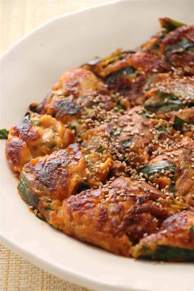 海鮮チヂミ。※１８０ｋｃａｌ、塩分１．９グラム（全量を４人分として１人分）