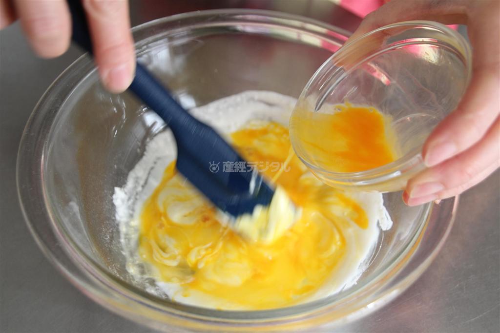 海鮮チヂミ（作り方１）＿＿Ａ（白玉粉…大さじ４、水…大さじ４、卵１個）の白玉粉と水を混ぜ、卵を加えてさらに混ぜる。Ｂ（ごま油、しょうゆ…各大さじ１／２、コチュジャン…大さじ１、おろしにんにく、塩、砂糖…各少々）を加え、シーフードミックス、ニラを加えてざっくり混ぜる（今泉有美子撮影）