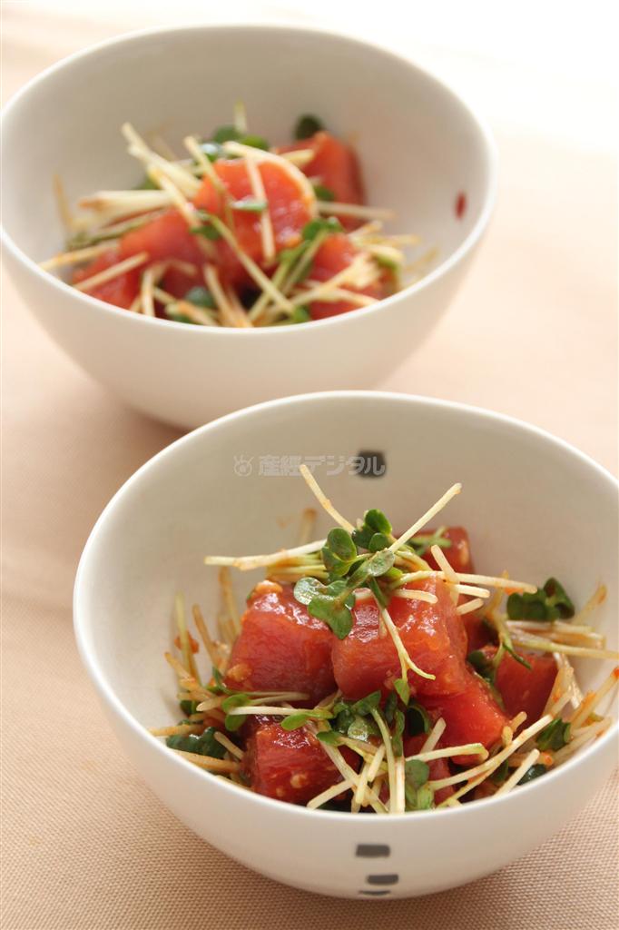 まぐろのピリ辛みそ和え。※１０９ｋｃａｌ、塩分１．０グラム（１人分）