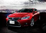 トヨタ自動車の高級車ブランド「レクサス」のハイブリッド車「ＣＴ２００ｈ」。前方部は、レクサスシリーズで進める台形形状のスピンドルグリルを採用した