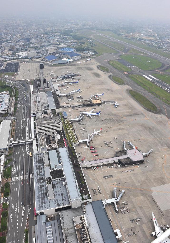 国際空港・伊丹空港＝２０１１年６月１９日（本社ヘリから、大塚聡彦撮影）