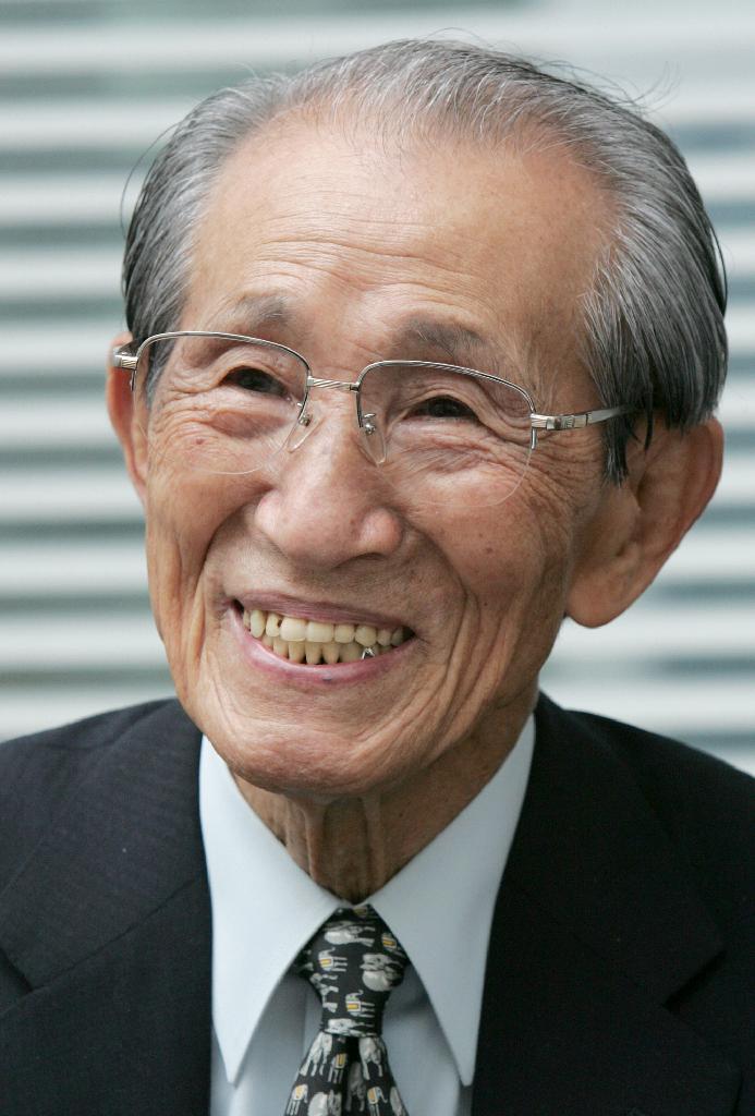 産経新聞のインタビューに答える小野田寛郎さん＝２００８年６月、東京・大手町（中井誠撮影）