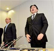 通期業績予想と配当予想の修正について会見する任天堂の岩田聡取締役社長（右）と君島達己常務取締役（左）＝１７日午後、大阪市中央区（榎本雅弘撮影）