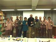 勝沼地区にあるワイナリー「シャトー・メルシャン」を訪問したアシュトン氏（右から５人目）と筆者（同６人目）＝山梨県甲州市