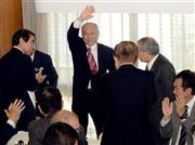 自民党都連の幹部会合に出席してあいさつを終え、手を振って退席する舛添（ますぞえ）要一元厚労相。右端は都連会長の石原伸晃（のぶてる）環境相、左端は下村博文（しもむら・はくぶん）文科相＝２０１４年１月１６日、東京都千代田区永田町の自民党本部（酒巻俊介撮影）