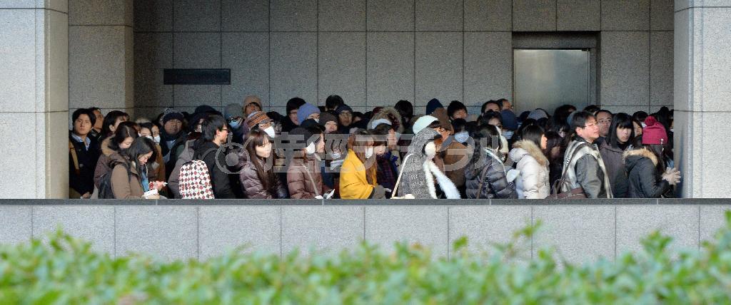 オウム真理教元幹部、平田信（まこと）被告の初公判で、傍聴券を求める人々。一般傍聴席５６席に対し、倍率約２０倍の１１５５人が東京地裁に集まった＝２０１４年１月１６日午前、東京都千代田区（三尾郁恵撮影）