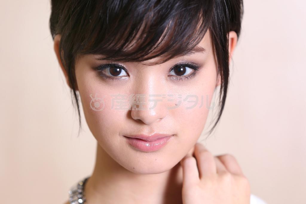 「周りにいろんな人がいるからこそ私はキラキラした世界に立っていられる」と語る、女優の剛力彩芽（ごうりき・あやめ）さん＝２０１４年１月９日、東京都渋谷区（鈴木健児撮影）