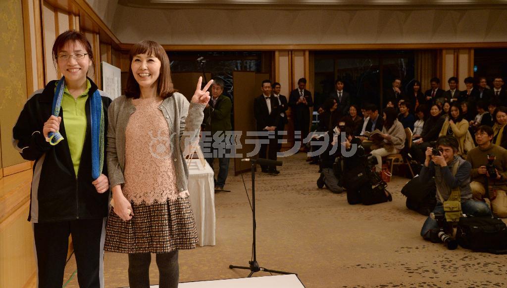 Ｖサインで喜ぶ朝井まかてさん（右）と、ジャージ姿でひょうひょうとした雰囲気の姫野カオルコさん（左）。それぞれの個性があらわれた＝２０１４年１月１６日午後、東京都千代田区の帝国ホテル（鴨川一也撮影）