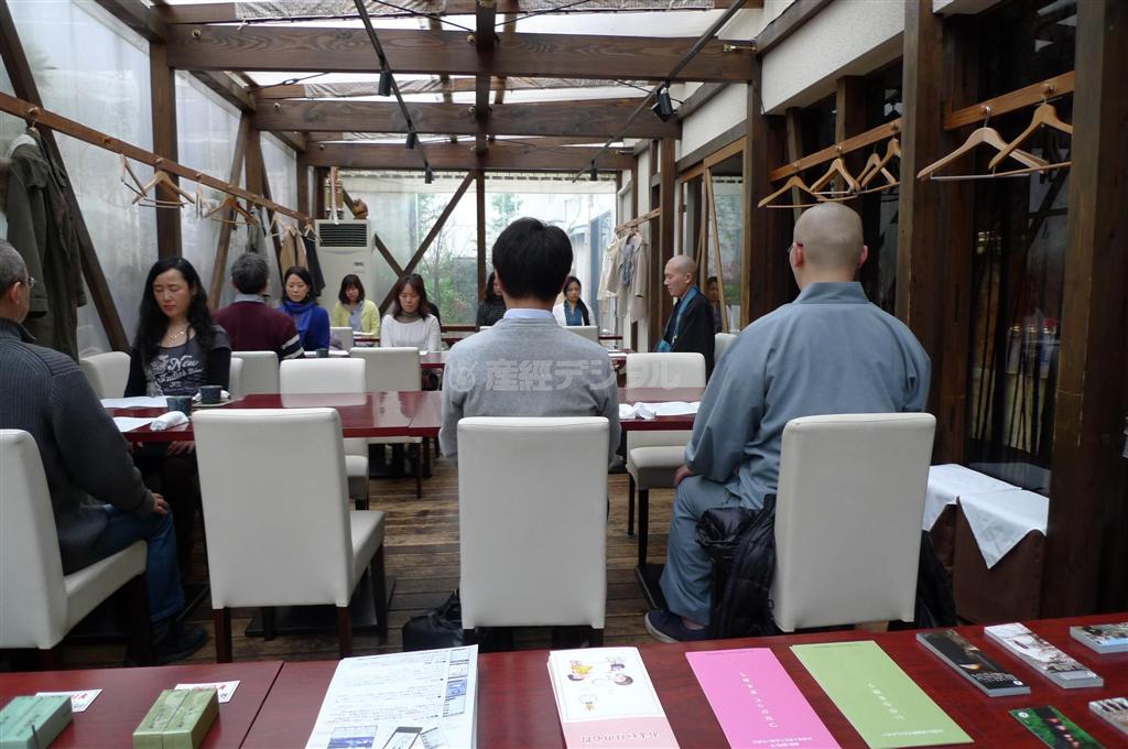 東京禅センターでは、北青山のカフェダイニングを借りて「ＺＥＮ＿Ｃａｆｅ」も開催している＝２０１３年３月３０日、東京都港区（提供写真）