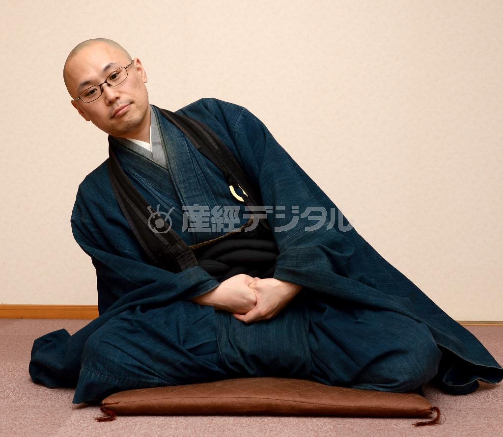 （座禅の基本動作４）体を大きく左右に何度か揺らし、体が安定する位置を探す（揺身）。左右が決まったら、次は前後に揺らす（大山実撮影）