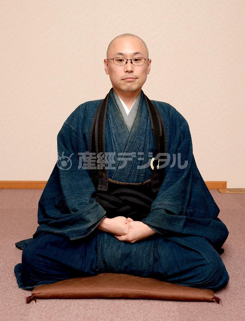 （座禅の基本動作５－１）位置が決まったら、肩の力を抜いてリラックスする（大山実撮影）