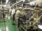 群馬県太田市では富士重工業の生産拡大が裾野産業にも波及してきた（写真はしげる工業の本社工場のインストルメントパネル生産ライン）