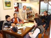 シェアハウスの１階にある喫茶店は近隣の住人が憩う。入居者はここでスタッフとして働くこともできる＝京都府城陽市（佐々木詩撮影）