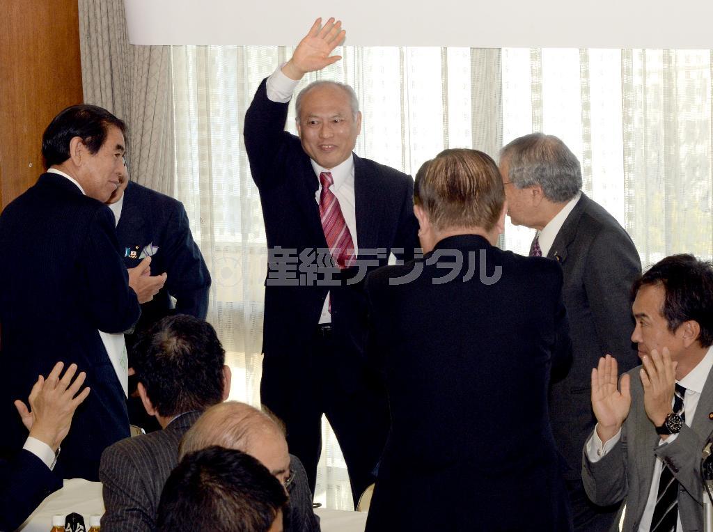 自民党都連の幹部会合に出席してあいさつを終え、手を振って退席する舛添（ますぞえ）要一元厚労相。右端は都連会長の石原伸晃（のぶてる）環境相、左端は下村博文（しもむら・はくぶん）文科相＝２０１４年１月１６日、東京都千代田区永田町の自民党本部（酒巻俊介撮影）