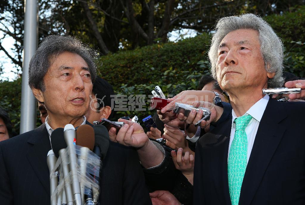 小泉純一郎元首相（右）との会談後、記者団の質問に答える細川護熙（もりひろ）元首相＝２０１４年１月１４日、東京都港区（小野淳一撮影）