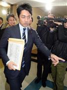 １月１７日、自民党青年局の有志研修会に出席する小泉進次郎内閣府兼復興政務官。研修会でも、舛添（ますぞえ）要一氏を支援しない方針を改めて強調した＝２０１４年、東京都千代田区永田町の自民党本部（酒巻俊介撮影）