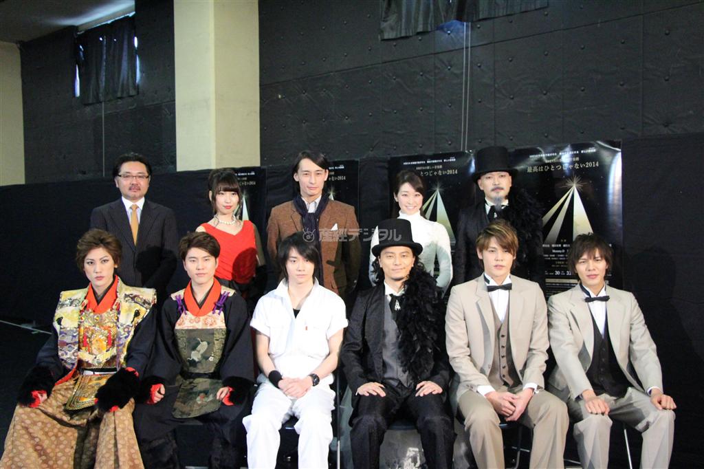 ヒップホップアーティストのＫＲＥＶＡ（下段右から３人目）のもとに、音楽、演劇、声優…あらゆるジャンルからキャストが集結＝２０１４年１月１４日（津川綾子撮影）