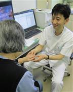 慢性疼痛の患者を診察する三木健司医師。「痛みを受容しうまく付き合うことが大切」と話す＝兵庫県尼崎市の尼崎中央病院