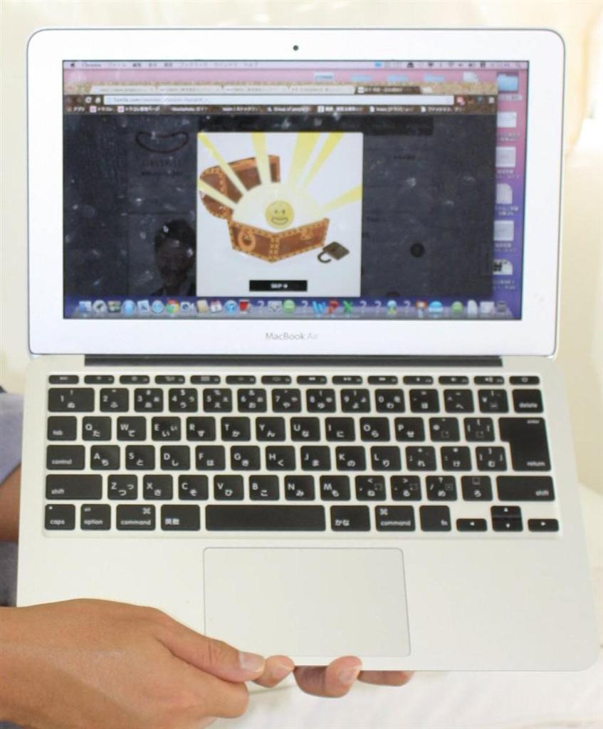 シンクスマイルの人事評価制度「ＣＩＭＯＳ（シーモス）」。パソコン上に宝箱が現れ、同僚からバッジが贈られたことを知らせる＝大阪市中央区