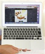 シンクスマイルの人事評価制度「ＣＩＭＯＳ（シーモス）」。パソコン上に宝箱が現れ、同僚からバッジが贈られたことを知らせる＝大阪市中央区