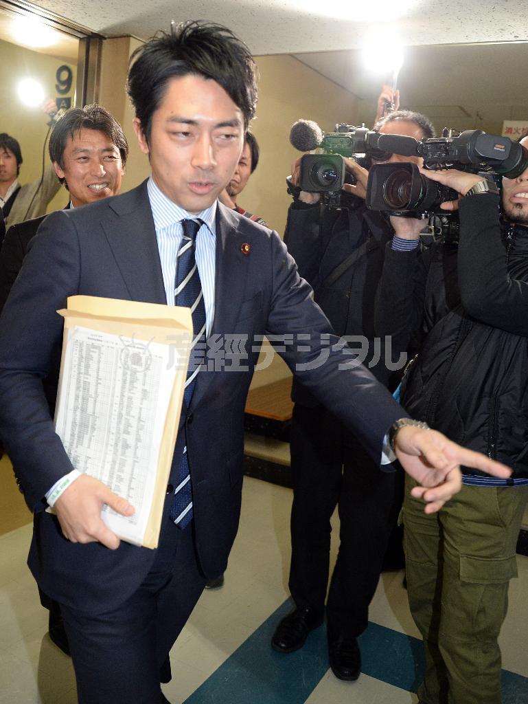 １月１７日、自民党青年局の有志研修会に出席する小泉進次郎内閣府兼復興政務官。研修会でも、舛添（ますぞえ）要一氏を支援しない方針を改めて強調した＝２０１４年、東京都千代田区永田町の自民党本部（酒巻俊介撮影）