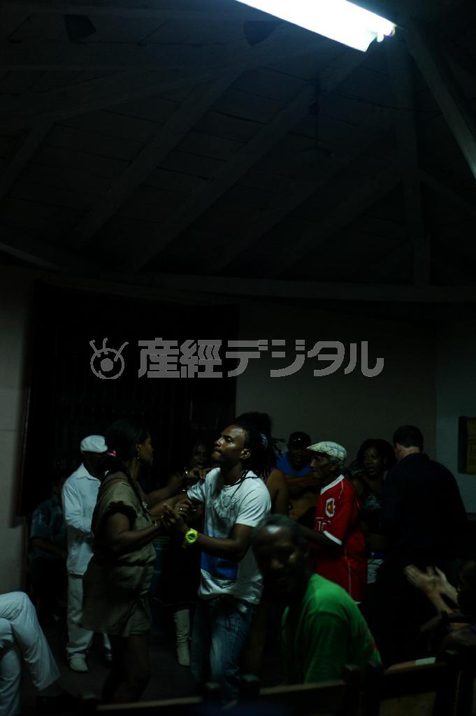 町に繰り出せばいつもどこからかラテンのリズムが聞こえてくるサンティアゴ＝デ＝キューバ。楽しむことにかけては卓越しているキューバ人は、女性であれば必ず踊りに誘ってくれるので、１人参加でも大丈夫＝キューバ（緑川真実さん撮影）