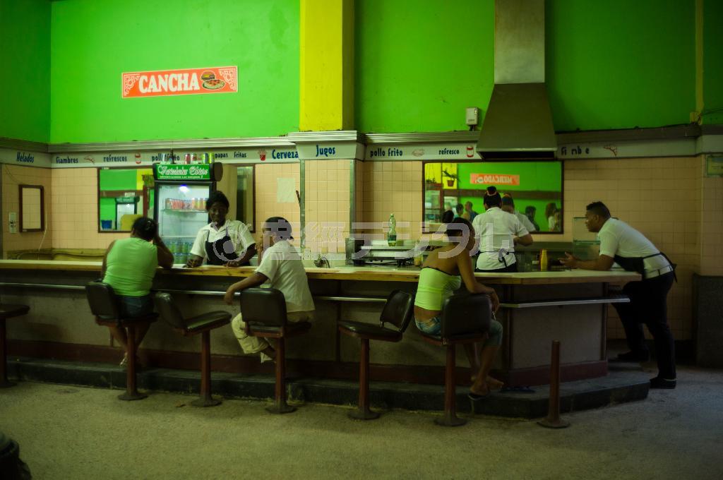 首都ハバナの観光エリアにある食堂は、地元の人向けのメニューが並ぶ＝キューバ（緑川真実さん撮影）