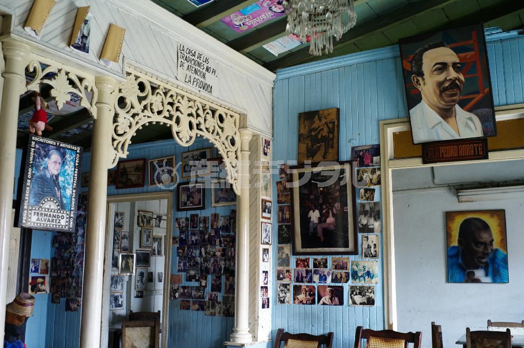 サンティアゴ＝デ＝キューバのおしゃれなバー。歴代ミュージシャンの肖像画や写真が店の壁にぎっしりと飾ってある＝キューバ（緑川真実さん撮影）