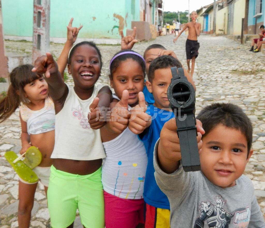 トリニダの宿の目の前でいつも遊んでいた子どもたち。右端の男の子が先頭に立ってカメラに近づくと、他の子たちわれもわれもと寄ってきた＝キューバ（緑川真実さん撮影）