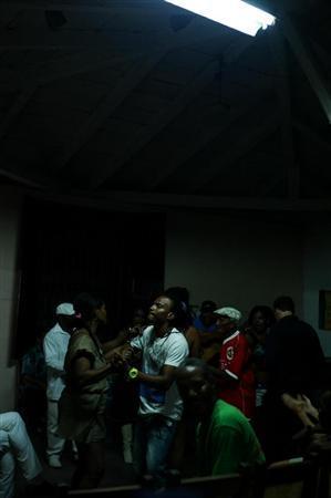 町に繰り出せばいつもどこからかラテンのリズムが聞こえてくるサンティアゴ＝デ＝キューバ。楽しむことにかけては卓越しているキューバ人は、女性であれば必ず踊りに誘ってくれるので、１人参加でも大丈夫＝キューバ（緑川真実さん撮影）