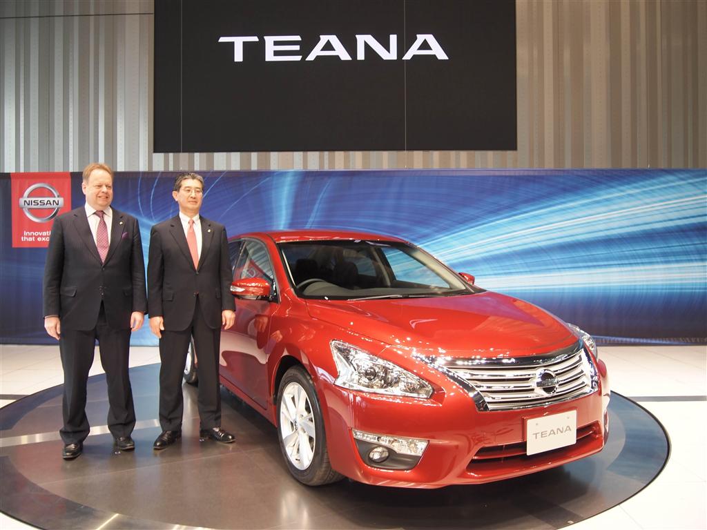 新型「ティアナ」を発表する日産自動車のアンディ・パーマー副社長（左）と片桐隆夫副社長＝２０日午前、横浜市