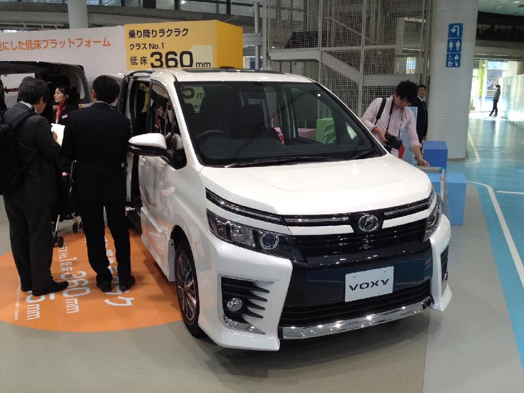 トヨタ自動車が発売した新型ミニバン「ヴォクシー」＝２０日、東京都江東区（飯田耕司撮影）