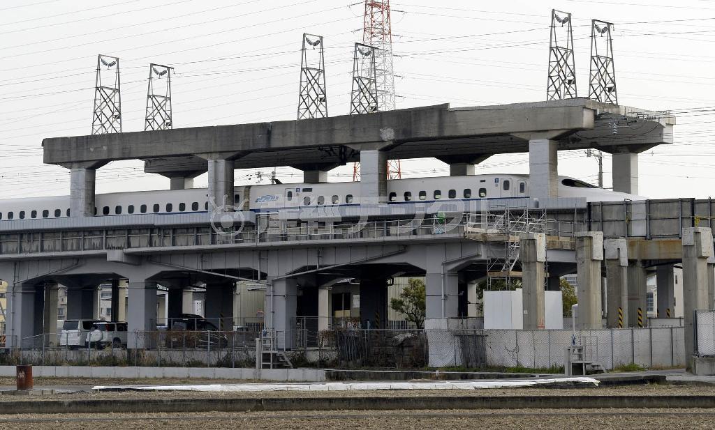 ＪＲ東海が完全撤去する「幻の貨物新幹線」の高架橋＝１８日午前、大阪府摂津市