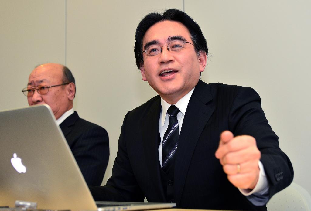 通期業績予想と配当予想の修正について会見する任天堂の岩田聡取締役社長（右）と君島達己常務取締役（左）＝１月１７日午後、大阪市中央区（榎本雅弘撮影）