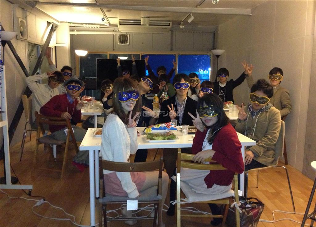 間接照明１つだけの薄暗いなかで開催された「闇コン」＝２０１３（平成２５年）１２月１２日、東京・高田馬場の「１０°ｃａｆｅ」（４大学合同「チームＶＥＳＴ」有志学生記者撮影）